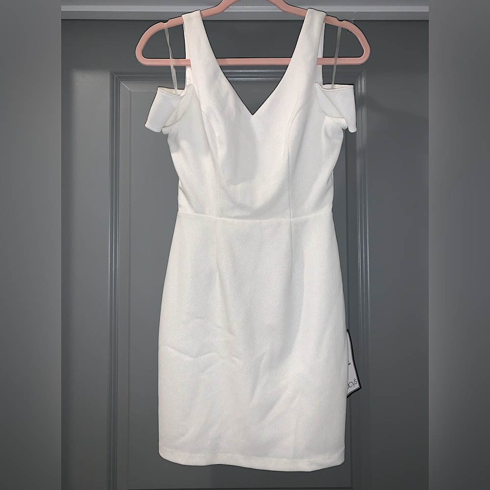 Macys White Shimmer ribbed short party dress, tank sleeves with shoulder sleeve